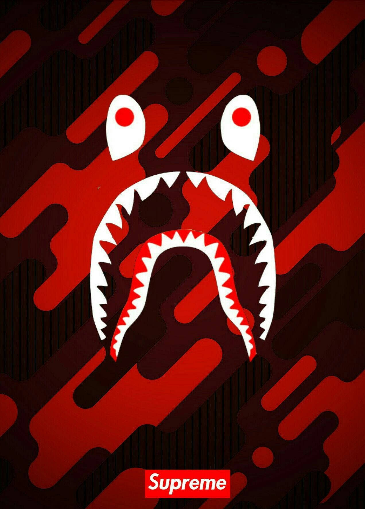 bape logo 桌布 壁紙 — 一個風格化的鯊魚頭，帶有鋒利的牙齒和紅色的眼睛，從大膽的紅黑抽象背景中浮現。