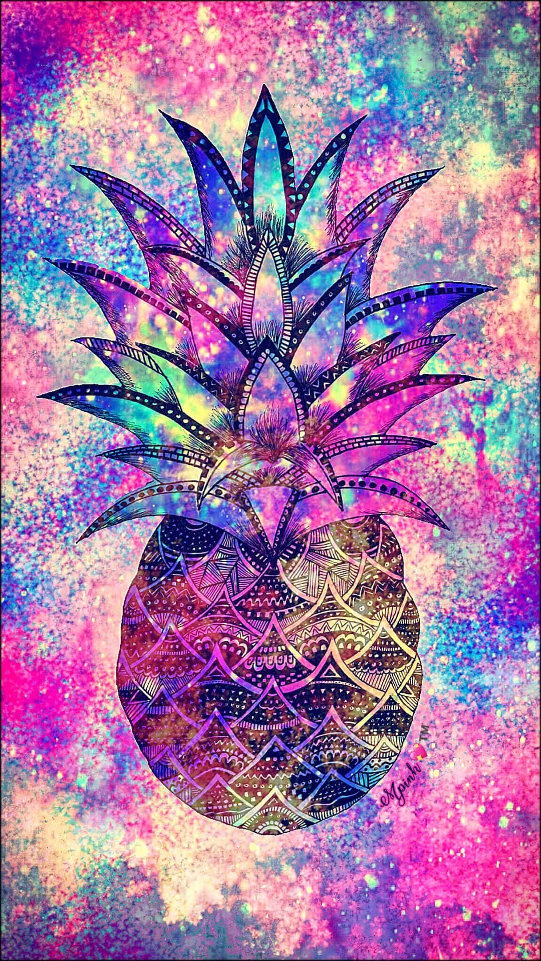 閃爍 桌布 壁紙 — 一個風格化的鳳梨，帶有複雜的幾何圖案，在粉紅色、紫色和藍色飛濺的充滿活力的宇宙背景中閃耀。