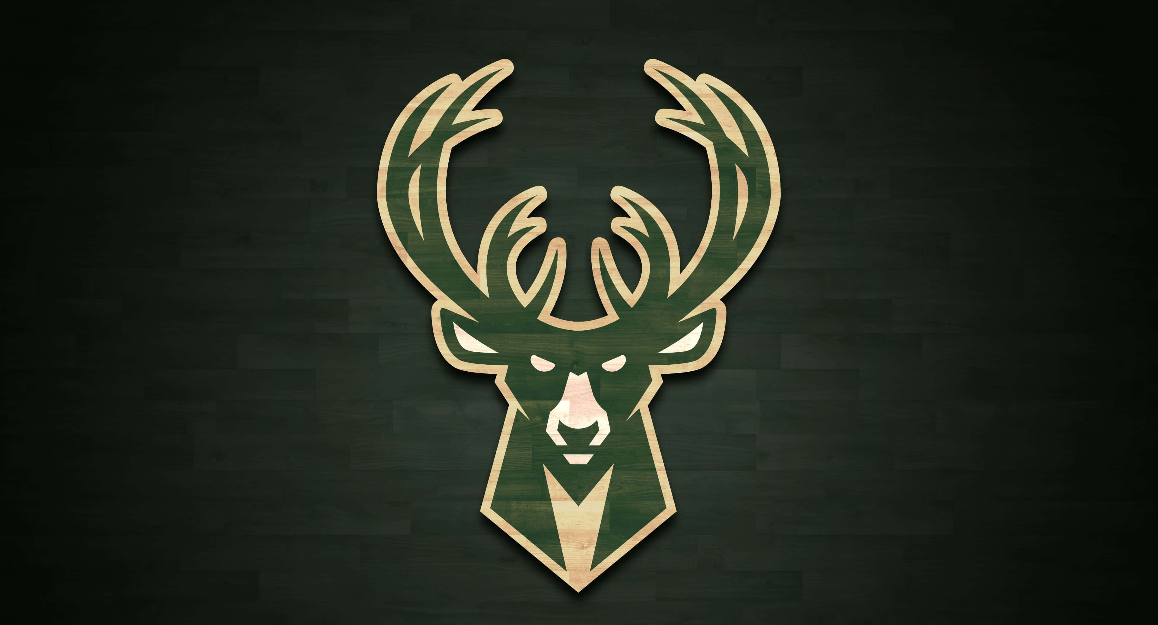 Milwaukee Bucks Logo 桌布 壁紙 — 一個風格化的鹿頭標誌，帶有綠色和金色色調，置於深色紋理背景上。