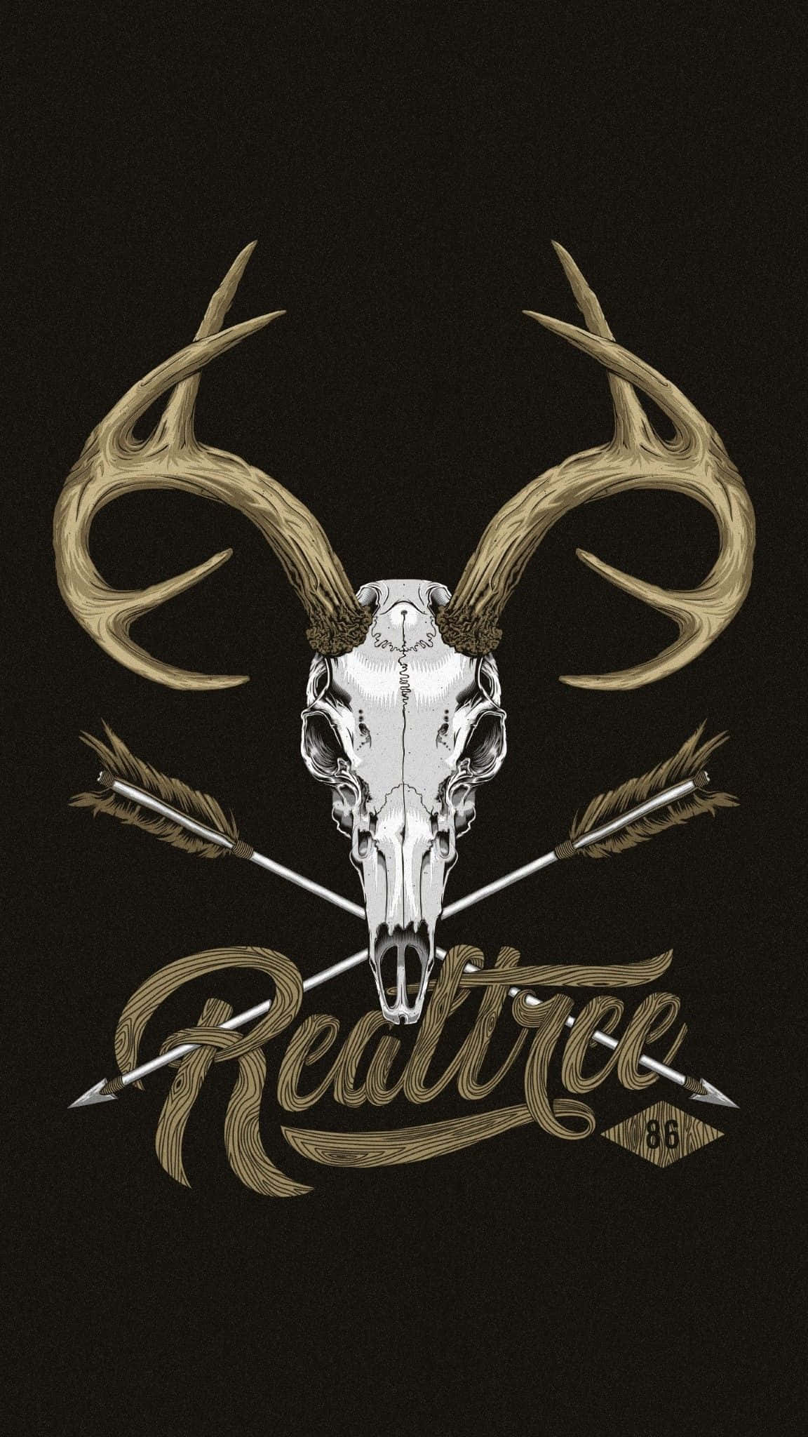 Deer Hunting 桌布 壁紙 — 一個風格化的鹿頭骨，帶有大鹿角和交叉箭頭，置於深色背景上，並帶有「RealTree」品牌標誌。