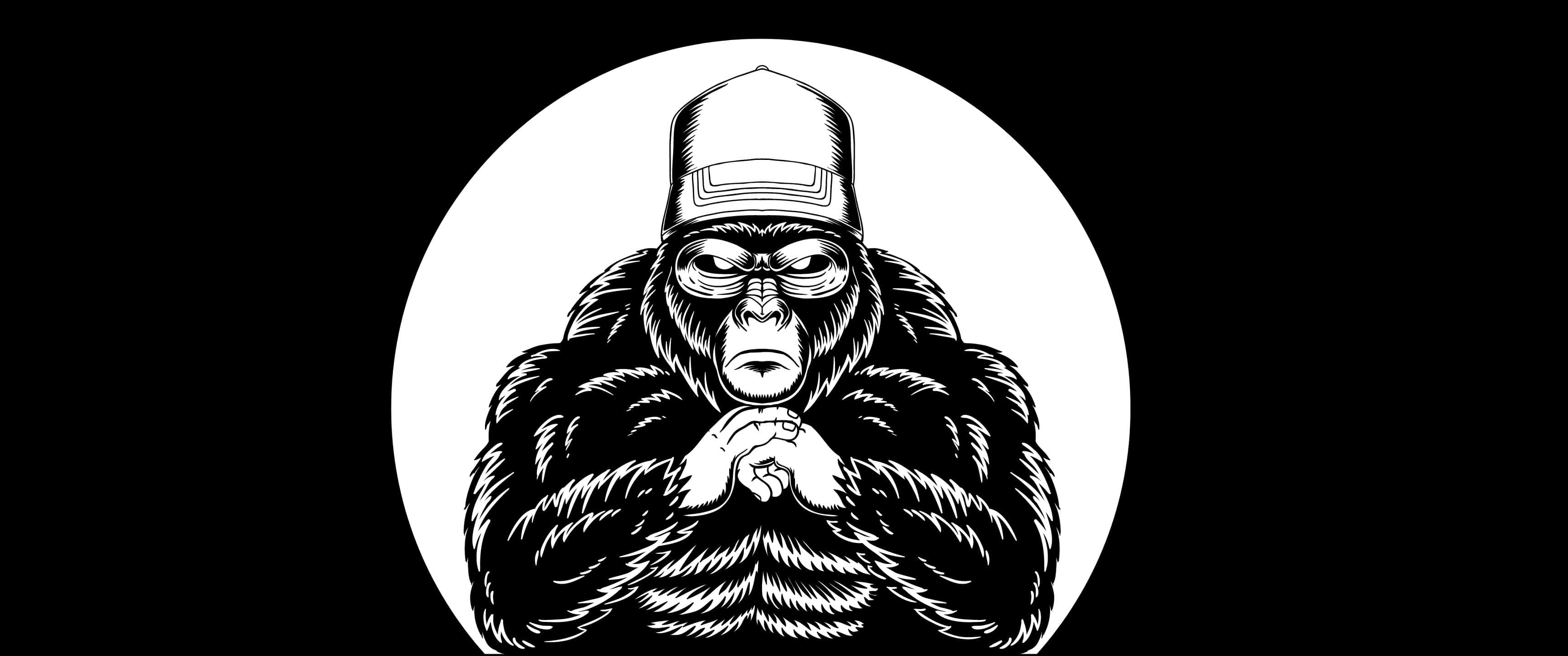 動物 桌布 壁紙 — 一個風格化的黑白插圖，描繪一隻戴著帽子和眼鏡、雙手合攏的大猩猩，置於圓形框架內，背景為深色。
