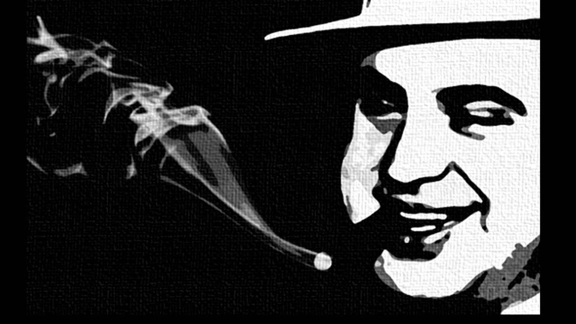 Capone 桌布 壁紙 — 一個風格化的黑白肖像，一個戴著軟呢帽的男人抽煙，煙霧在黑暗背景中戲劇性地盤旋。