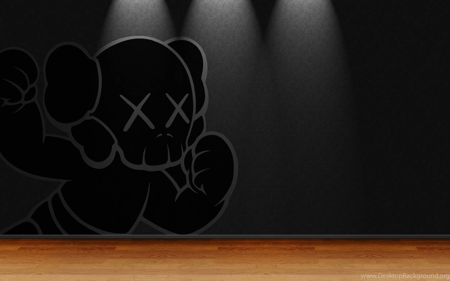 KAWS 桌布 壁紙 — 一個風格化的黑色KAWS熊剪影，帶有X形眼睛，被三個聚光燈照亮在木地板上方的暗牆上。