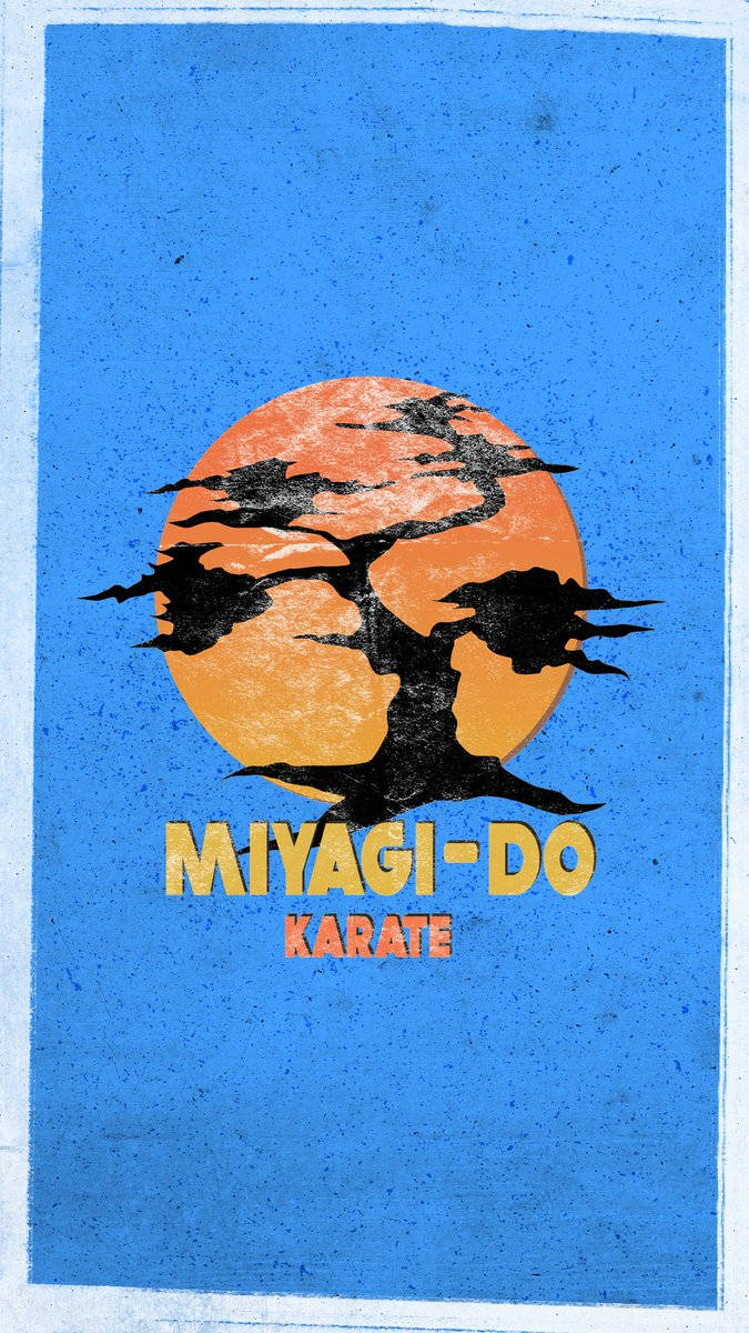 Cobra Kai Phone 桌布 壁紙 — 一個風格化的黑色樹影站在橙色太陽前，背景為帶紋理的藍色，並有 'MIYAGI-DO KARATE' 文字。