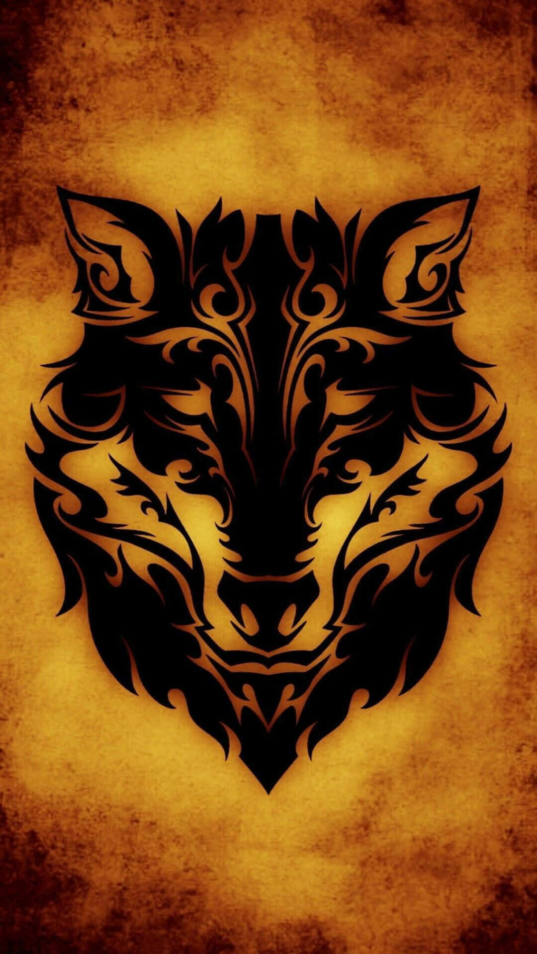 Tribal Wolf 桌布 壁紙 — 一個風格化的黑色狼頭，帶有複雜的部落圖案，置於有紋理的金棕色背景上。