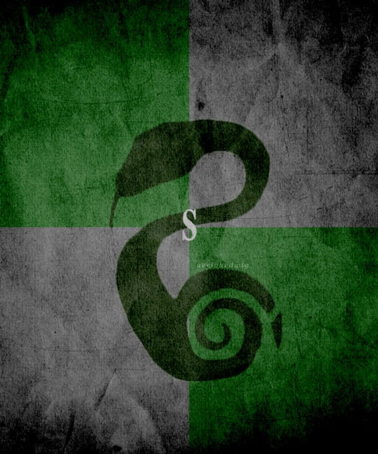 Slytherin Phone 桌布 壁紙 — 一個風格化的黑色蛇形標誌，白色 'S' 纏繞在粗糙的綠色和灰色四邊形背景上。