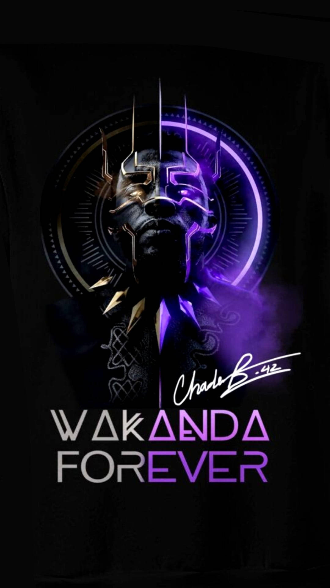 Wakanda 桌布 壁紙 — 一個風格化的黑豹肖像，被發光的紫色和金色線條分割，背景為深色，帶有'Wakanda Forever'文字。