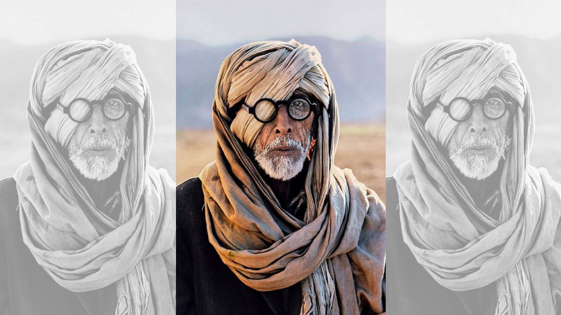 Amitabh Bachchan 桌布 壁紙 — 一個飽經風霜、戴著頭巾和圓框眼鏡的男人站在沙漠景觀中，兩側是他自己的灰階版本。