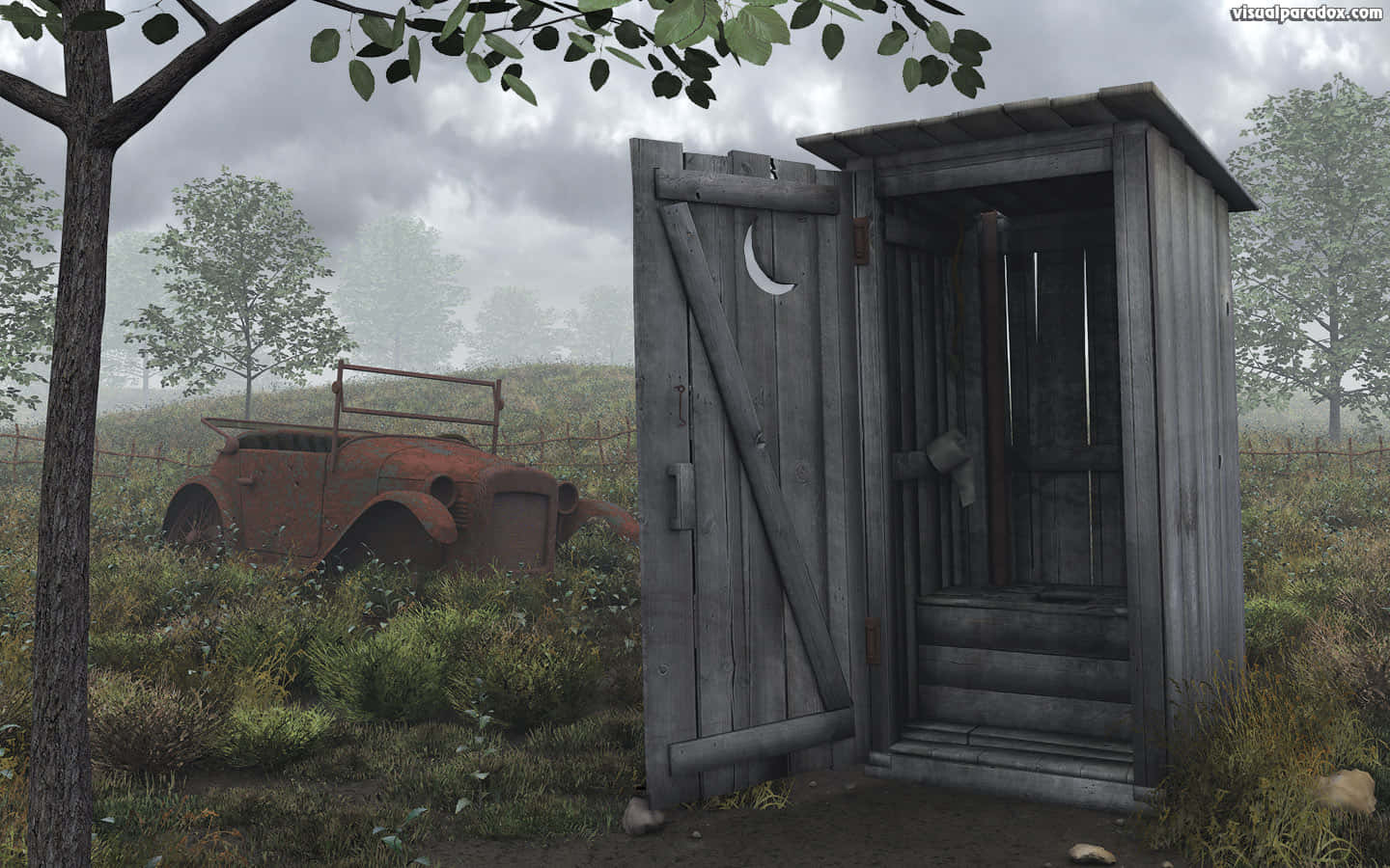 Outhouse 桌布 壁紙 — 一個飽經風霜的木製戶外廁所門戶大開，旁邊有一輛生鏽的經典汽車，矗立在霧氣瀰漫、雜草叢生的田野中，天空多雲。