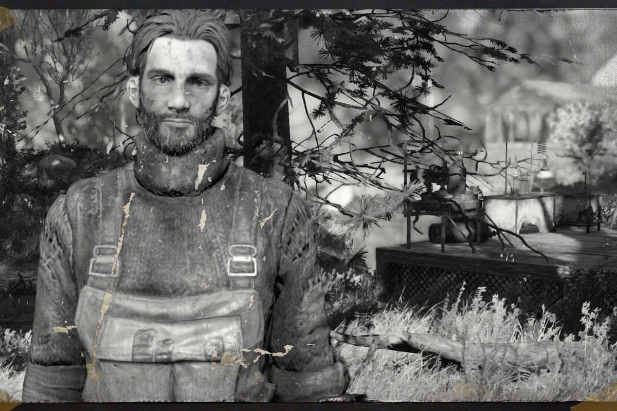 Fallout Characters 桌布 壁紙 — 一個飽經風霜的男人穿著破爛的工裝褲，莊嚴地站在單色戶外場景中，背景是茂密的樹葉和木質甲板。