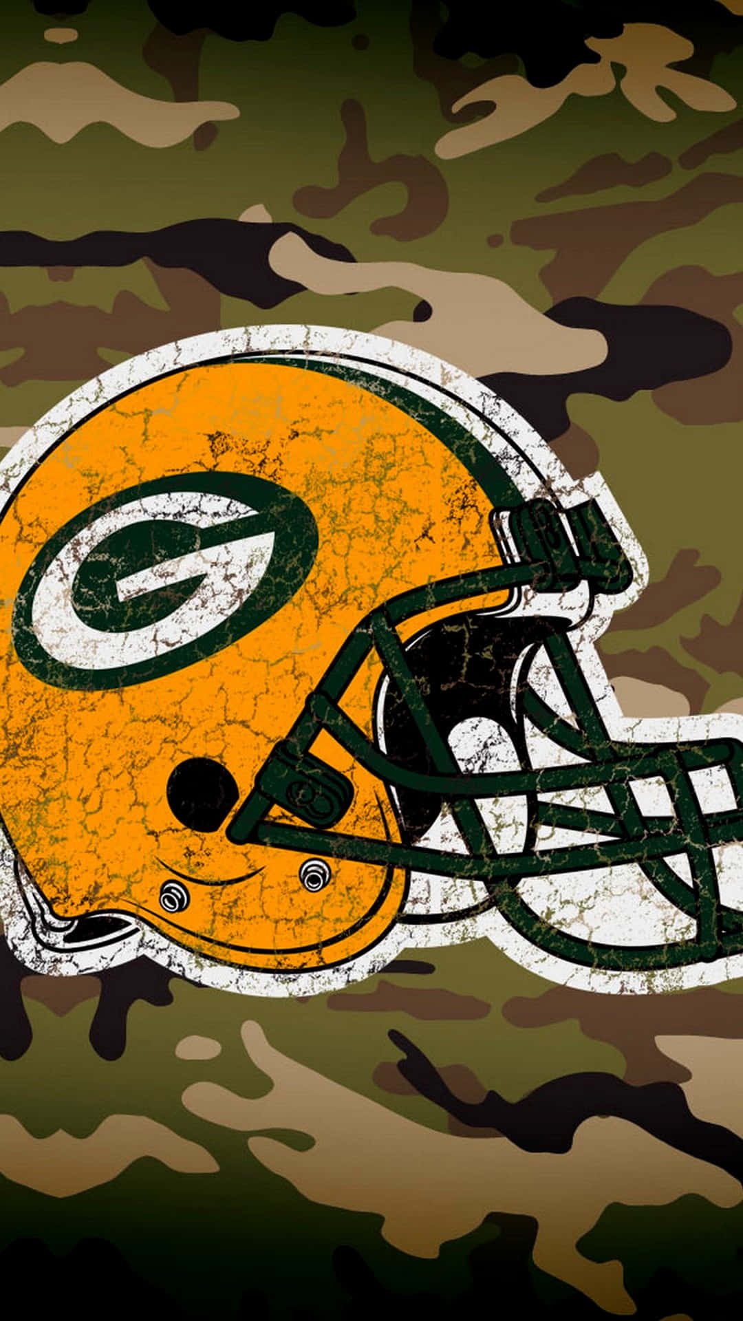 Packers 桌布 壁紙 — 一個飽經風霜的綠灣包裝工美式足球頭盔，帶有裂開的橙色和綠色油漆，置於軍事迷彩背景前。