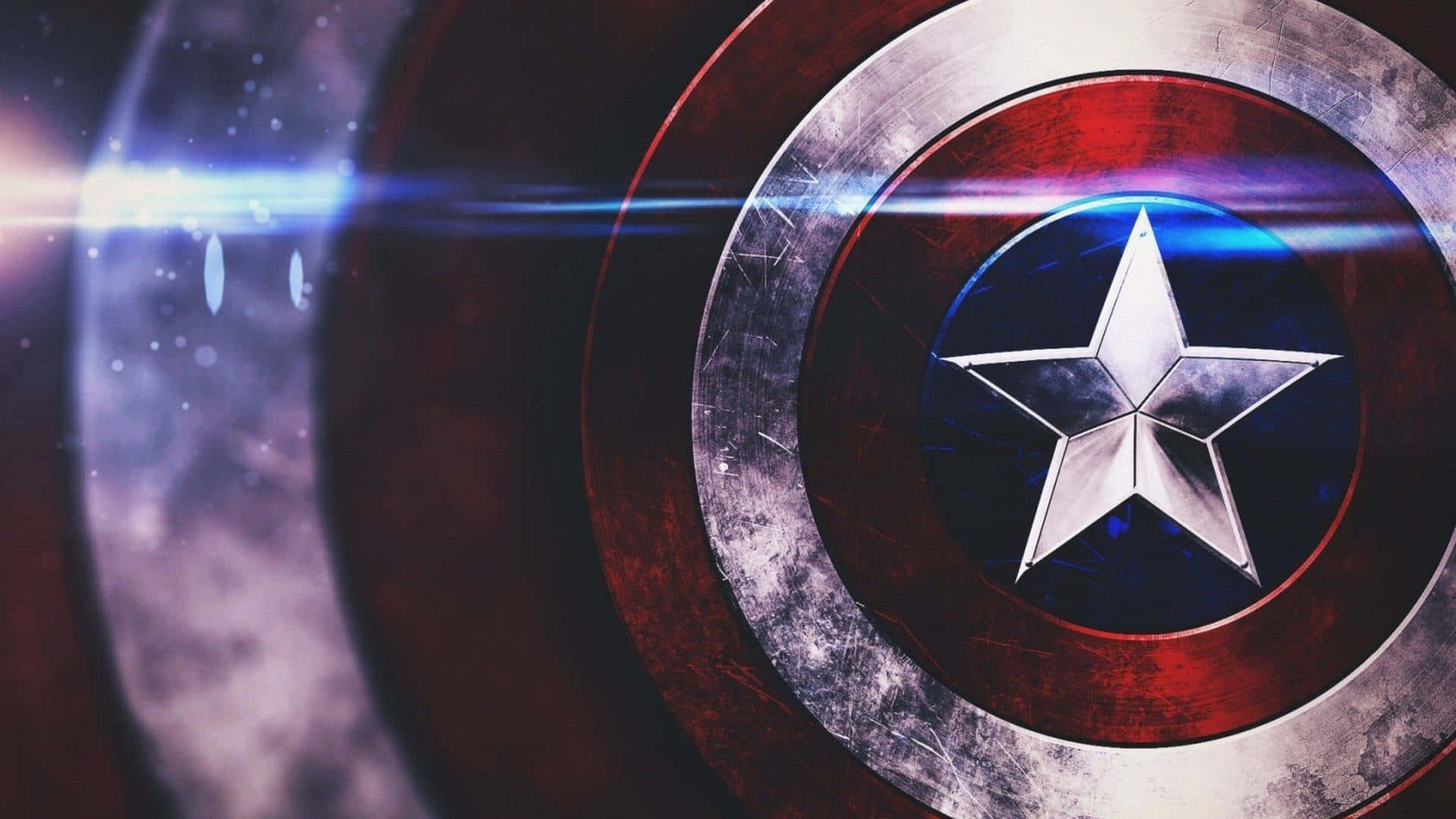 Captain America Desktop 桌布 壁紙 — 一個飽經風霜的美國隊長盾牌在帶有藍色鏡頭光暈的宇宙背景下閃爍著金屬光澤。