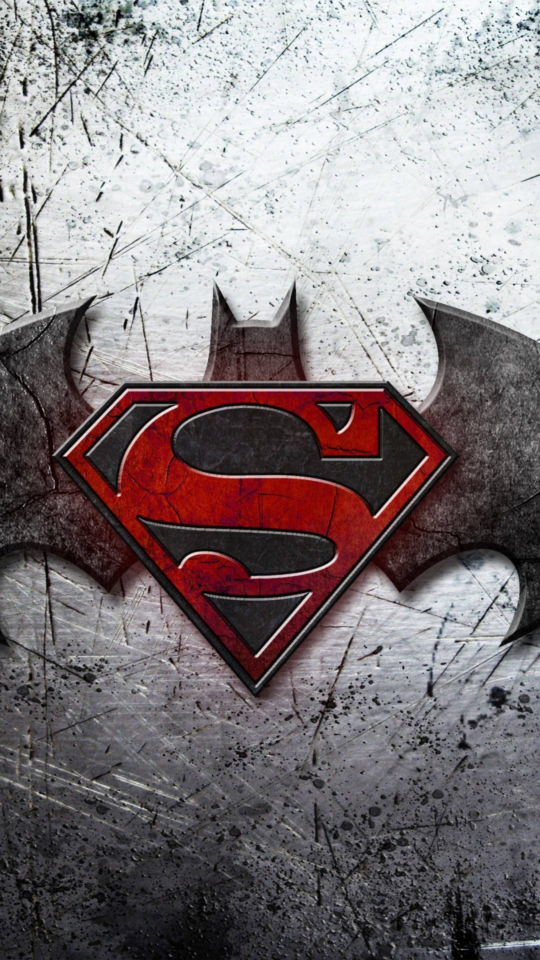 superman symbol iPhone 桌布 壁紙 — 一個飽經風霜的超人標誌與蝙蝠俠符號融合在刮花的金屬表面上。