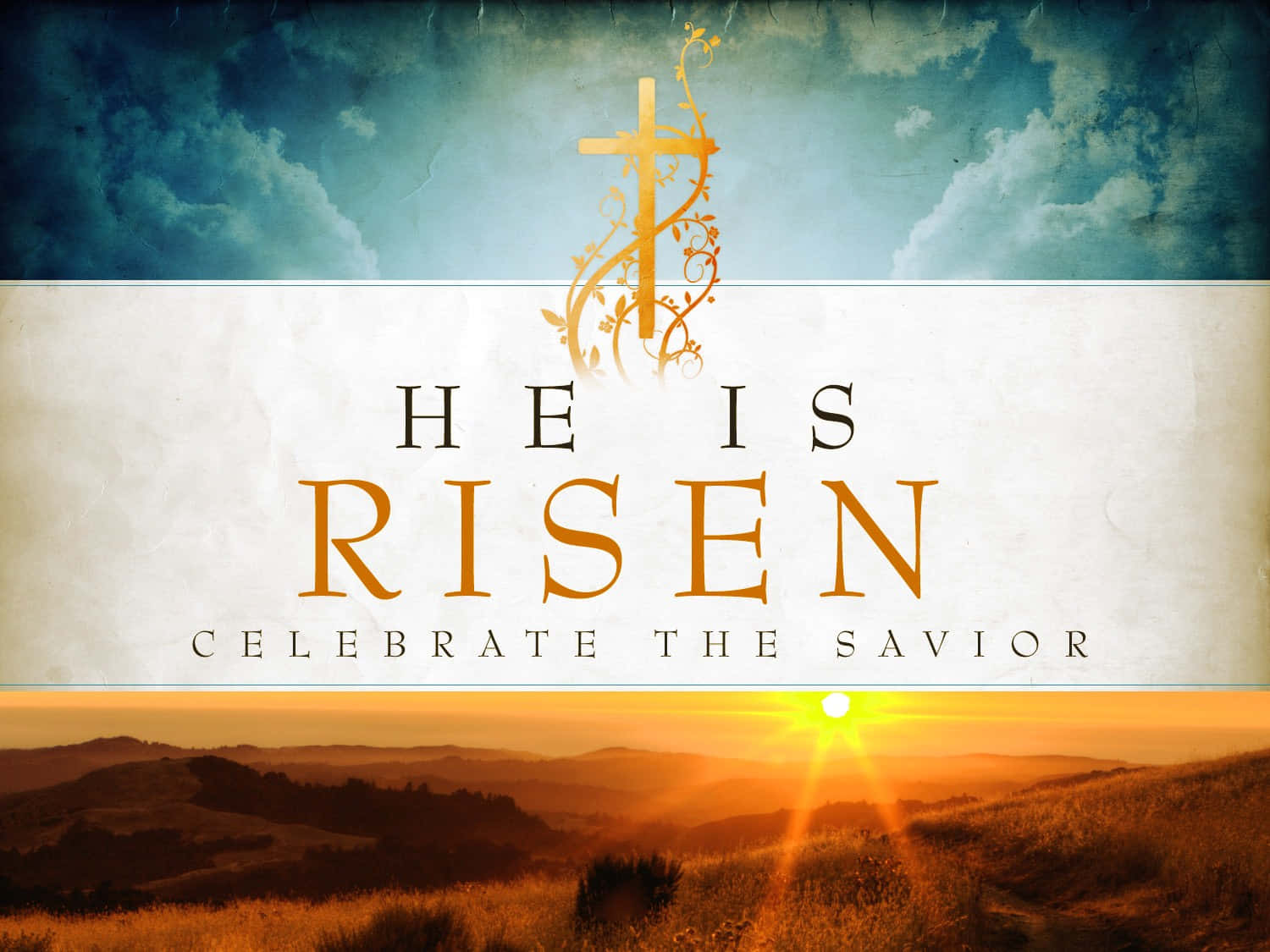 Religious Easter 桌布 壁紙 — 一個飾有葡萄藤的金色十字架聳立在宣告「祂已復活」的文字之上，背景是連綿起伏山丘上的日出。