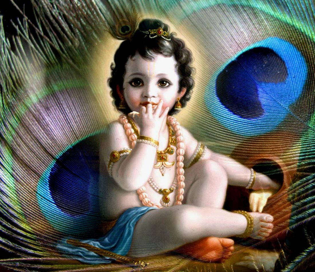 krishna god 桌布 壁紙 — 一個飾有黃金珠寶的神聖孩子，在帶有虹彩藍眼睛的燦爛孔雀羽毛中靜靜地坐著。