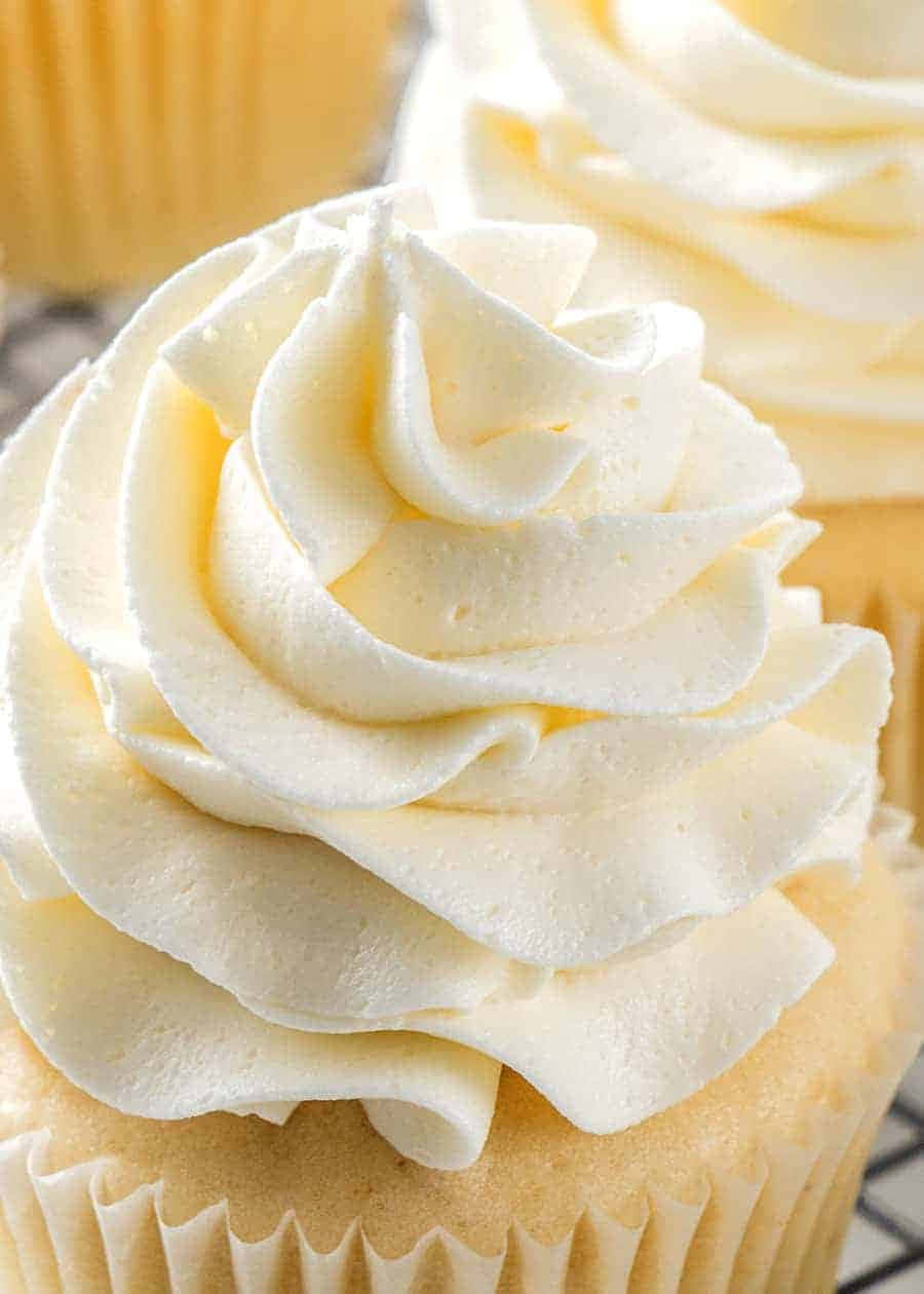 Buttercream 桌布 壁紙 — 一個香草紙杯蛋糕的特寫，上面有完美擠出的奶油白色糖霜漩渦。