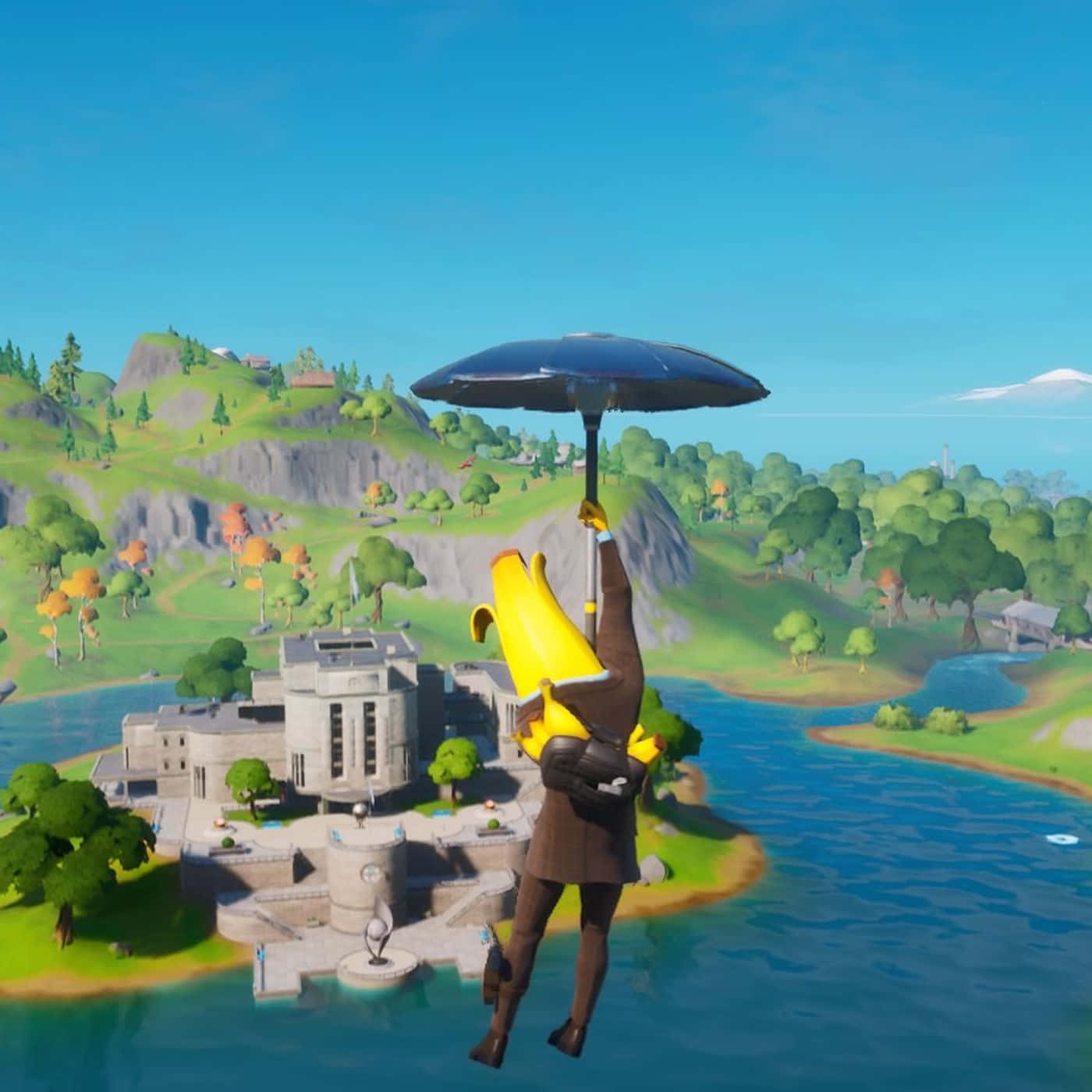 電玩遊戲 桌布 壁紙 — 一個香蕉主題的Fortnite角色在晴朗的藍天下，跳傘越過一個有城堡和翠綠山丘的沿海島嶼。