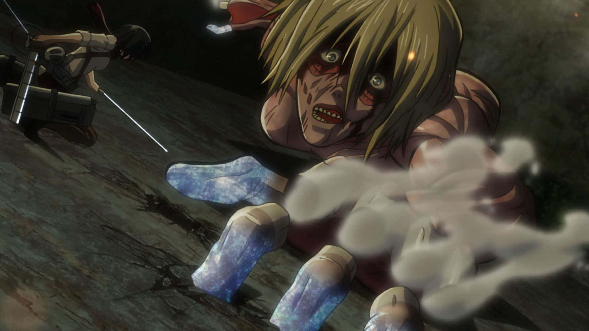 Female Titan 桌布 壁紙 — 一個驚恐的動畫巨人，眼睛發光，腳部發出藍光，倒在一片深色木地板上，一名士兵用劍指向它。