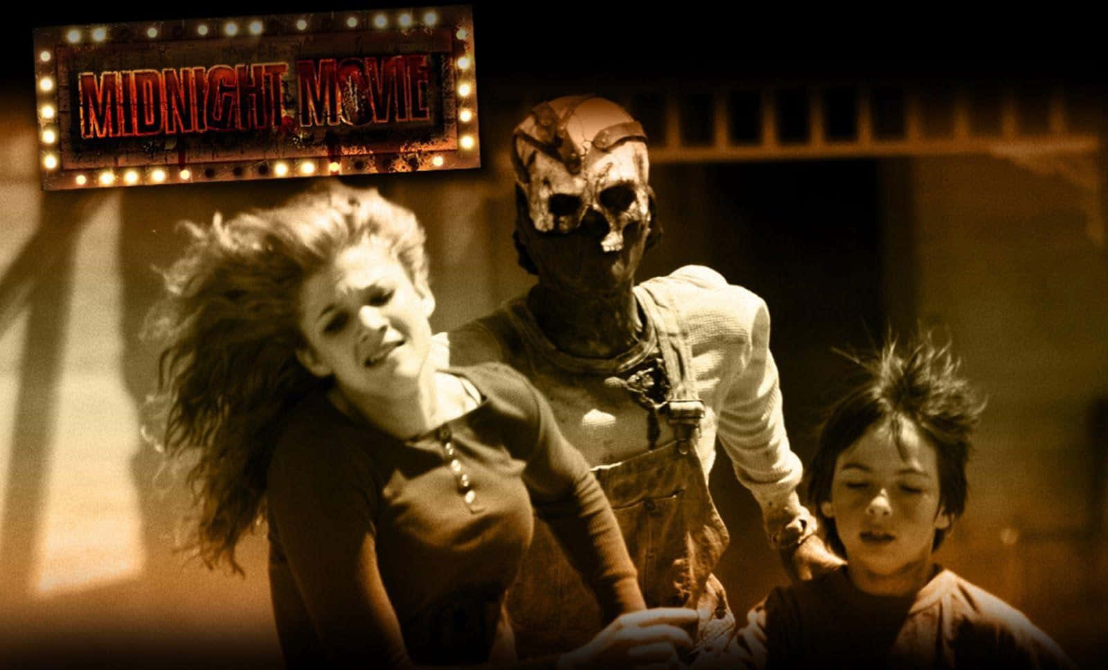 Monster Movies 桌布 壁紙 — 一個驚恐的女人和小孩在閃爍的「午夜電影」招牌下逃離一個戴面具的恐怖角色。