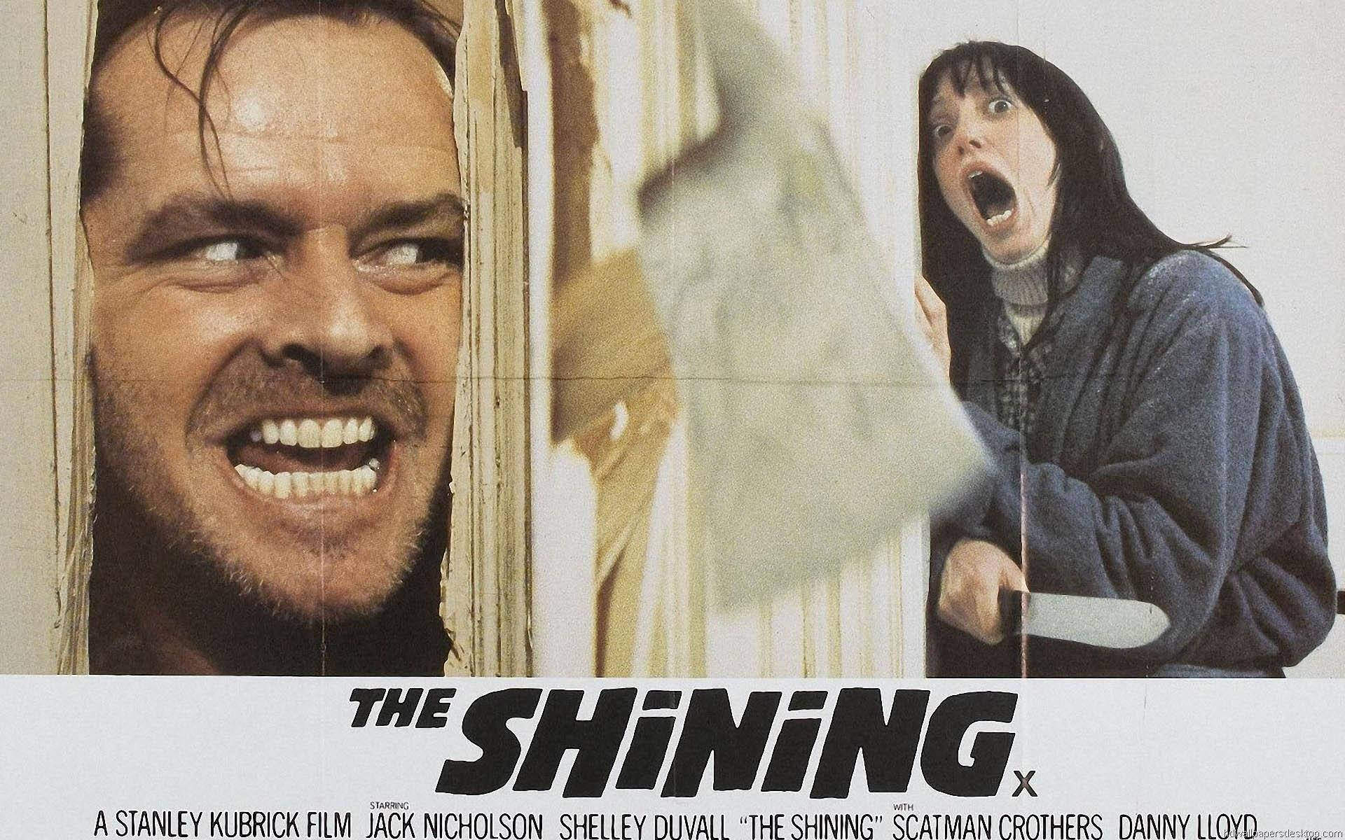 shining 桌布 壁紙 — 一個驚恐的女人拿著刀尖叫，一個帶著瘋狂笑容的男人從門口窺視。
