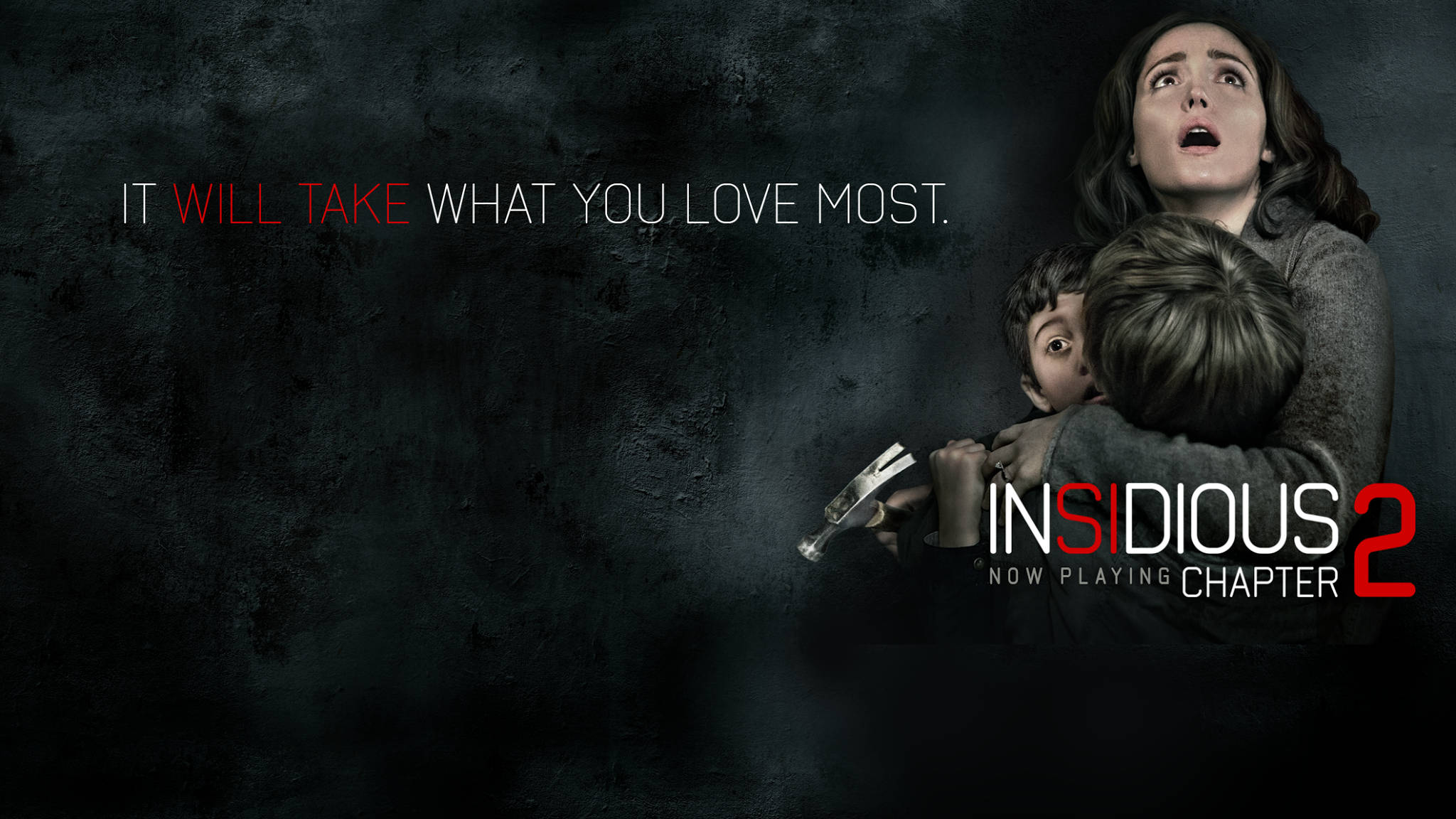 Insidious 桌布 壁紙 — 一個驚恐的女人緊抱著兩個孩子，一隻手從黑暗中伸出，拿著刀對著骯髒的黑牆，牆上有電影標題文字。