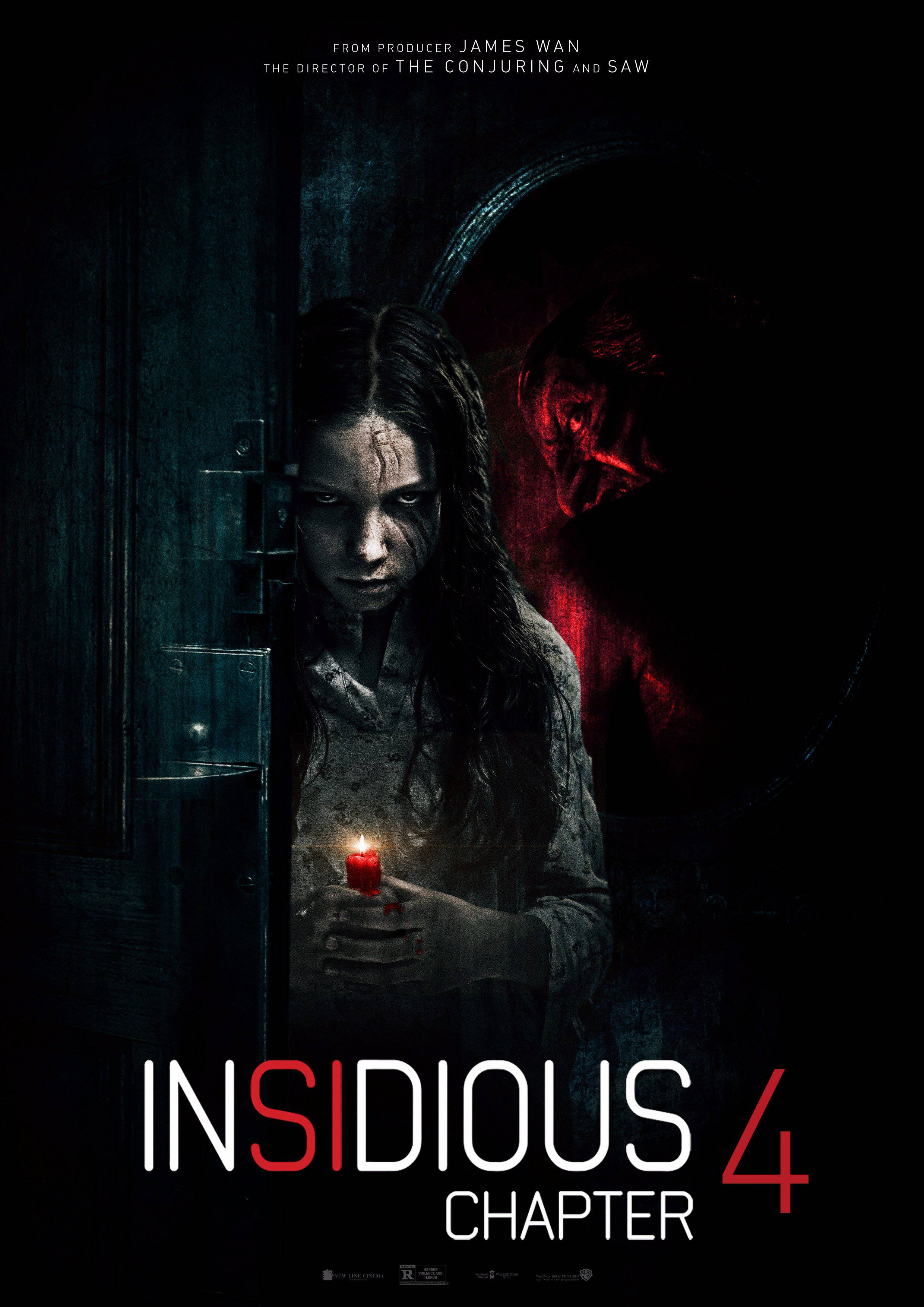 Insidious 桌布 壁紙 — 一個驚恐的女孩拿著一支閃爍的蠟燭，身後黑暗的門口有一個紅色發光的惡魔般的身影若隱若現。