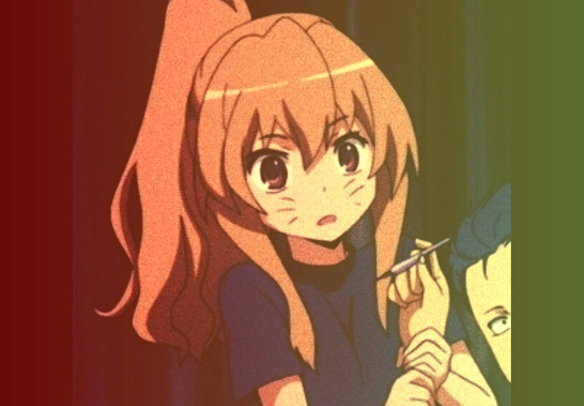 動漫 桌布 壁紙 — 一個驚訝的動漫女孩，擁有橙色頭髮和貓耳朵，拿著一支筆，另一個角色從旁邊偷看。