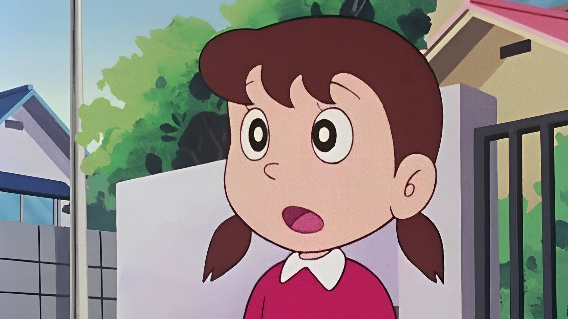 shocked face 桌布 壁紙 — 一個驚訝的動漫女孩，棕色雙馬尾，穿著紅色毛衣，站在戶外，靠近圍欄和綠樹。