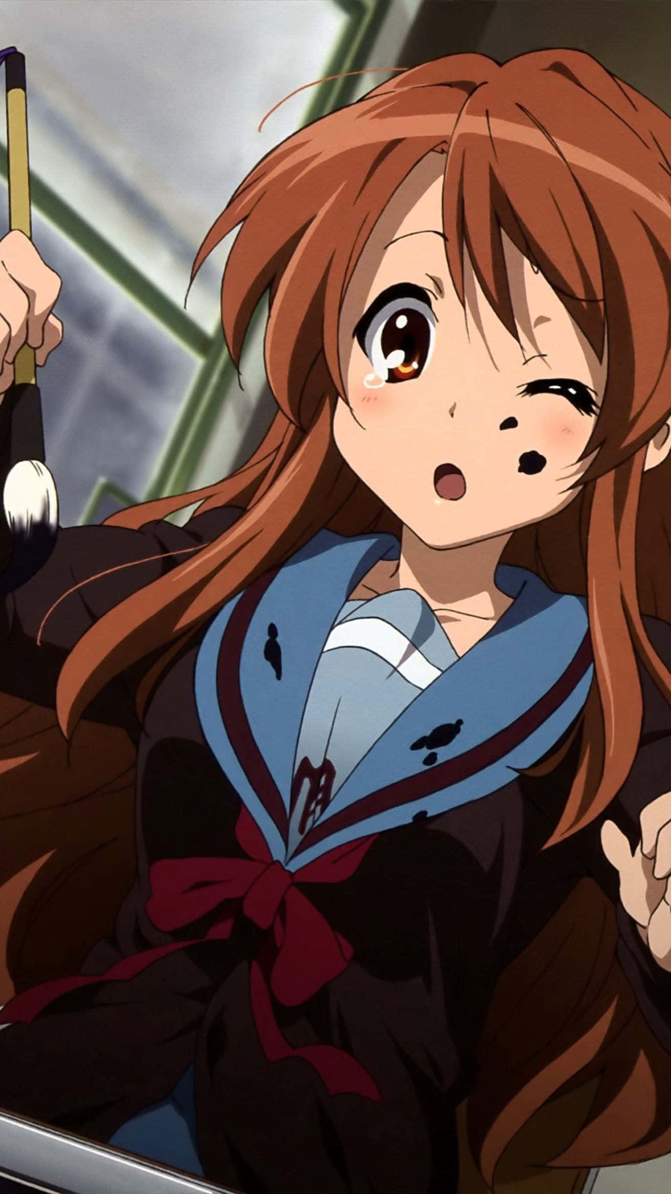 Mikuru Asahina 桌布 壁紙 — 一個驚訝的動漫女孩，棕色頭髮，穿著沾滿油漆的校服，表情中握著畫筆。