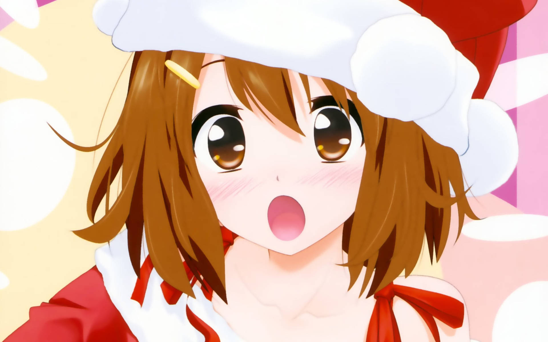 動漫聖誕 桌布 壁紙 — 一個驚訝的動漫女孩，棕色頭髮，穿著紅白聖誕帽和服裝，背景是柔和的粉彩。