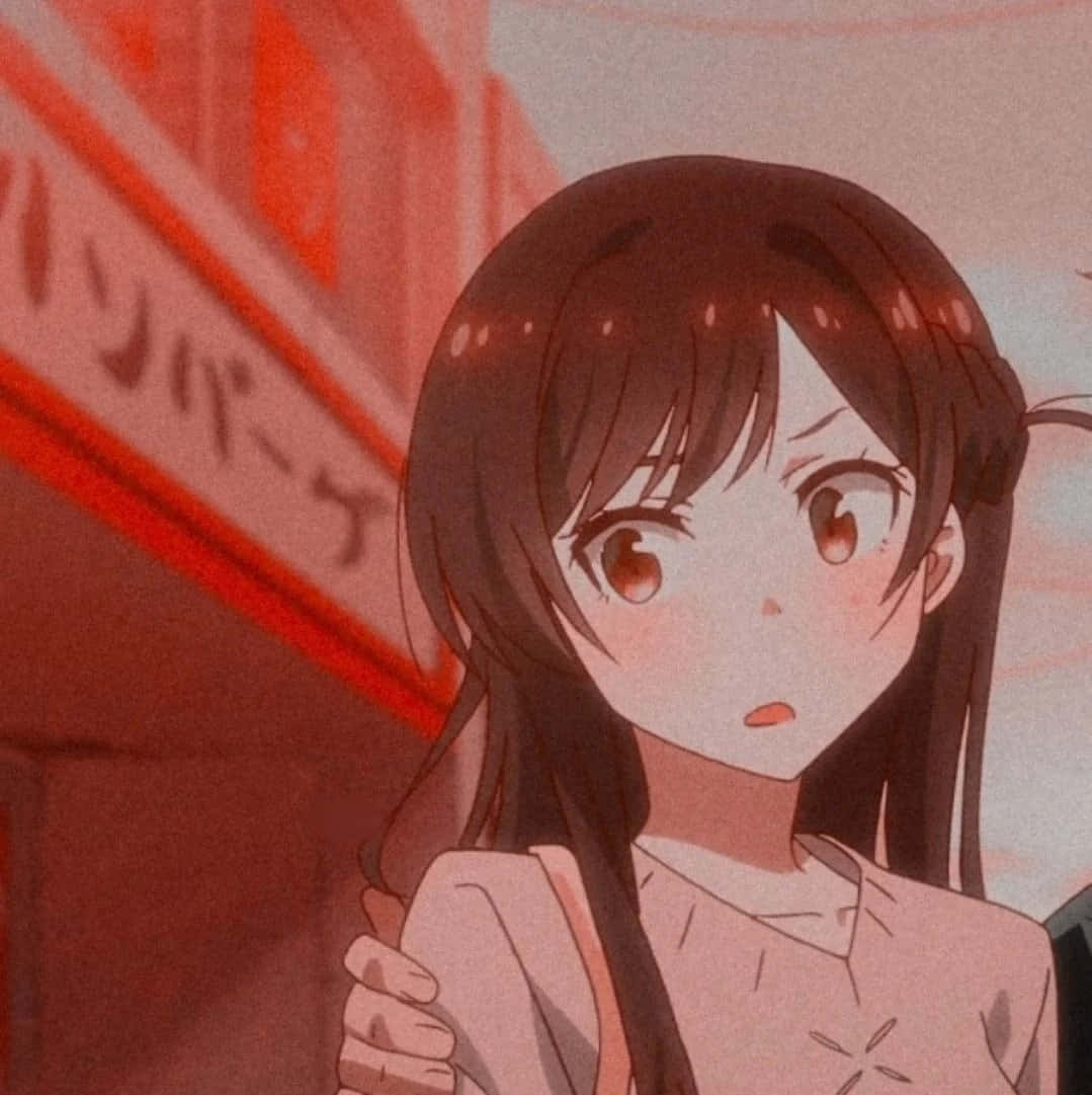 動漫頭像 桌布 壁紙 — 一個驚訝的動漫女孩，棕色頭髮和紅色眼睛，在模糊的紅色城市背景下向上看。