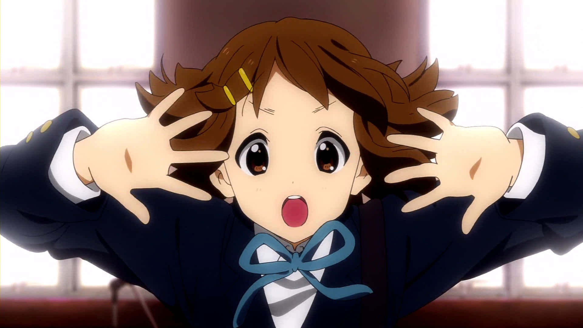 yui hirasawa 桌布 壁紙 — 一個驚訝的動漫女孩，棕色頭髮和藍色蝴蝶結，震驚地用手按著頭。