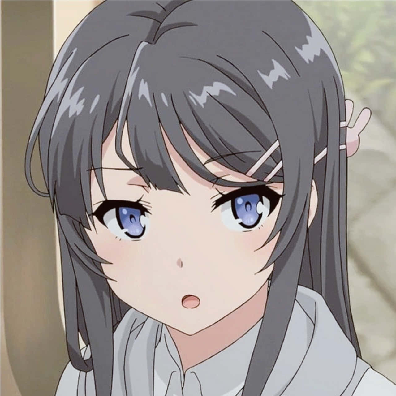 動漫女孩 桌布 壁紙 — 一個驚訝的動漫女孩，灰色頭髮和藍色眼睛，睜大眼睛，微微張開嘴巴，直視觀眾。