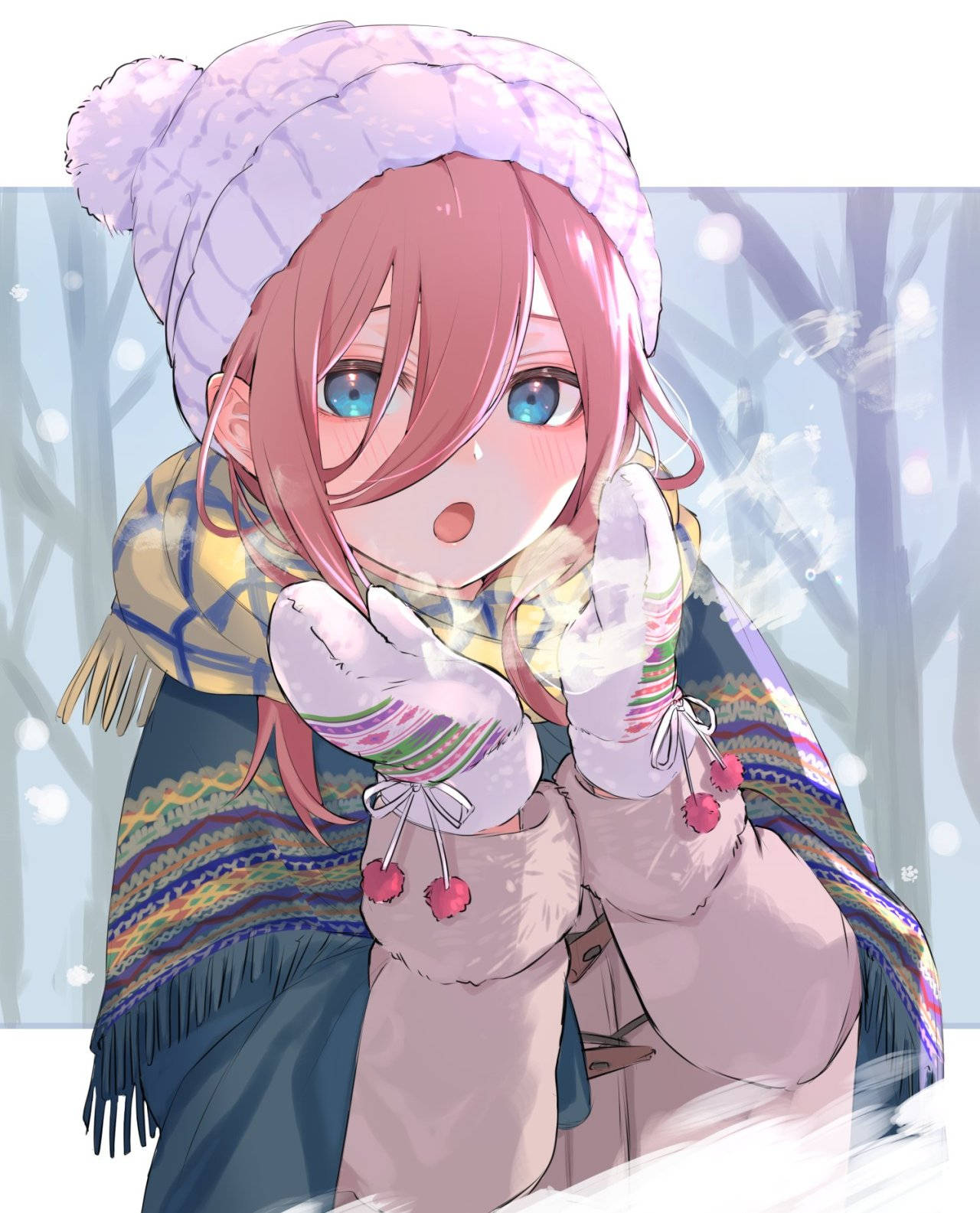 miku 桌布 壁紙 — 一個驚訝的動漫女孩，粉紅色頭髮和藍色眼睛，在雪白的冬季森林中吹出溫暖的氣息，戴著針織帽、圍巾和手套。