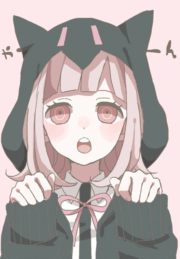 Chiaki 桌布 壁紙 — 一個驚訝的動漫女孩，粉紅色頭髮和貓耳朵，穿著深色連帽衫，在柔和的粉紅色背景前雙手合十。