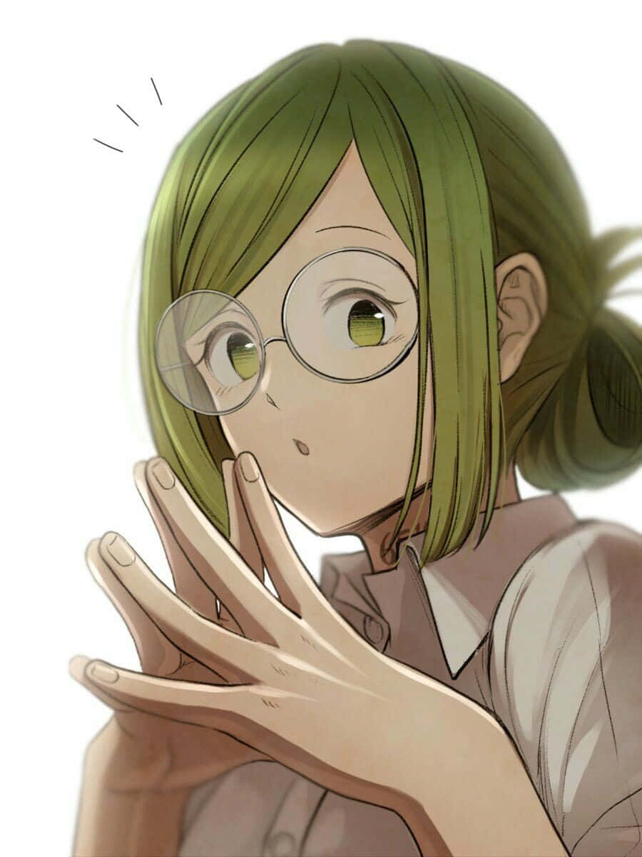 The Promised Neverland Gilda 桌布 壁紙 — 一個驚訝的動漫女孩，綠色頭髮戴眼鏡，雙手靠近臉部，背景為純白色。