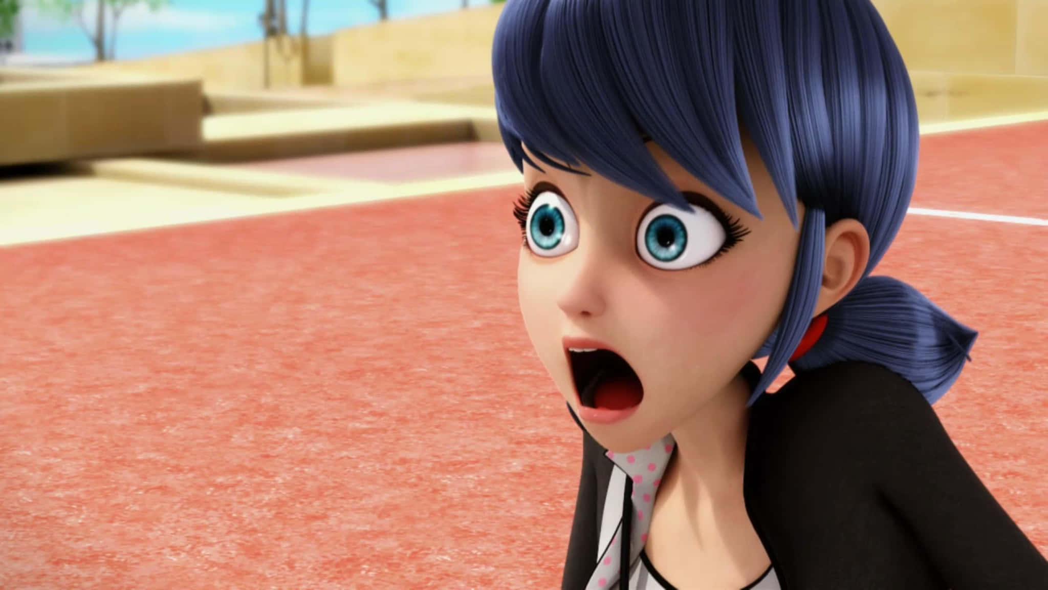 Miraculous 桌布 壁紙 — 一個驚訝的動漫女孩，藍色頭髮和大眼睛，在紅色跑道上震驚地凝視。