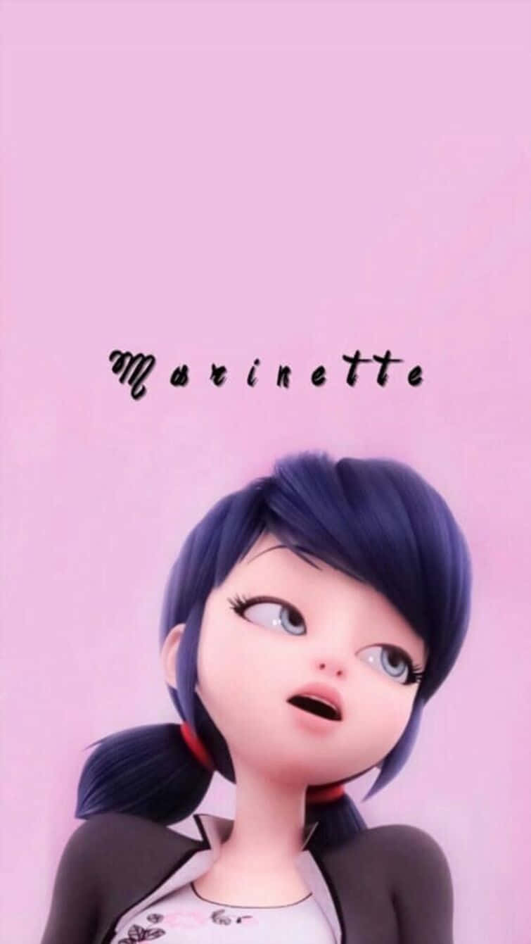 Marinette 桌布 壁紙 — 一個驚訝的動漫女孩，藍色頭髮和眼睛，在柔和的粉紅色背景上向上看，她的名字寫在上面。