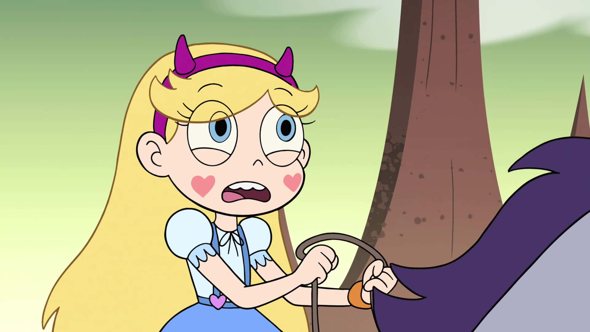 Star Vs The Forces Of Evil 桌布 壁紙 — 一個驚訝的動漫女孩，金髮紫角，抓著鞭子騎著紫色生物穿過森林。