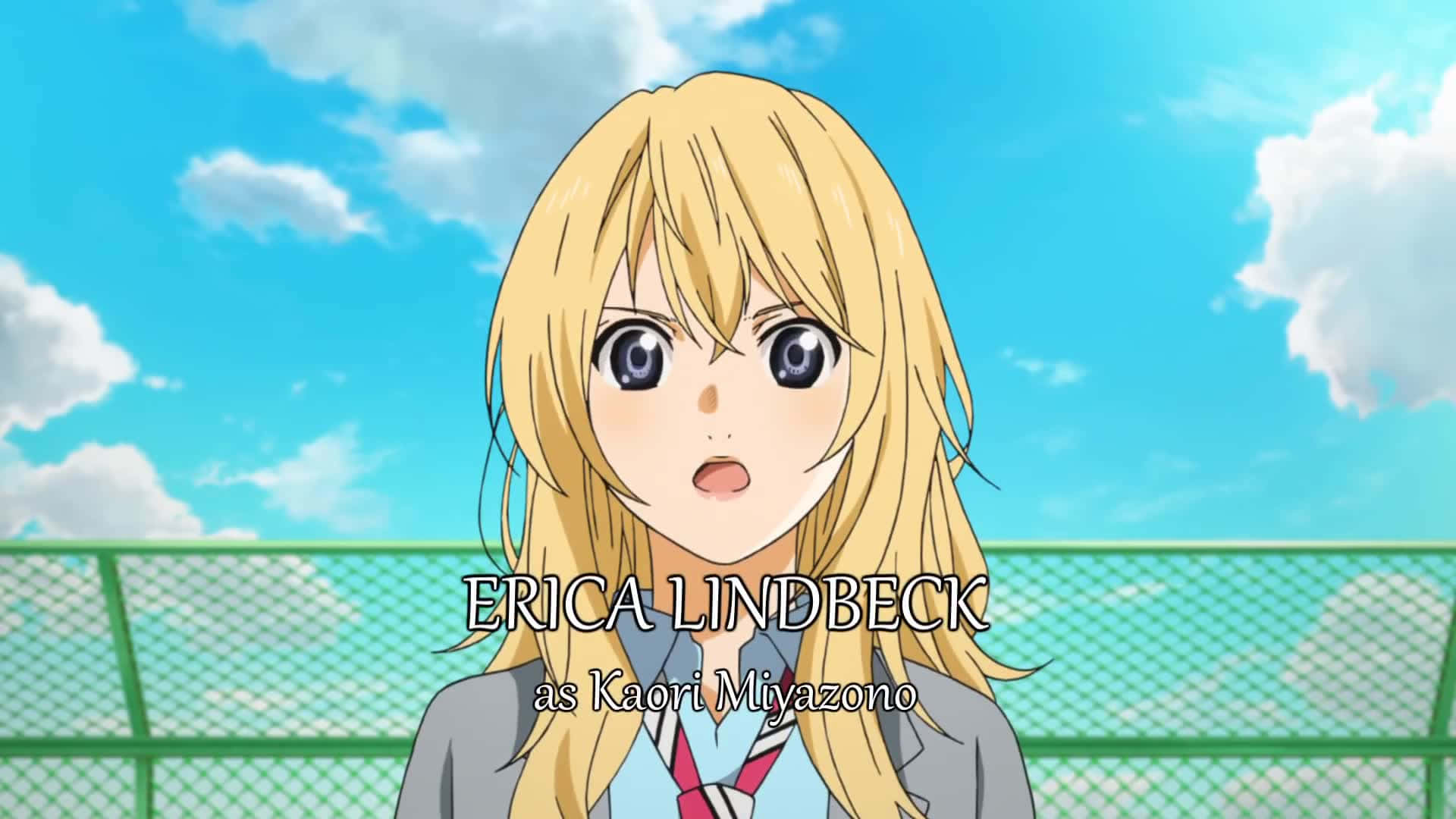 Your Lie In April 桌布 壁紙 — 一個驚訝的動漫女孩，金髮藍眼，站在綠色籬笆前，背景是明亮的藍天和蓬鬆的白雲。