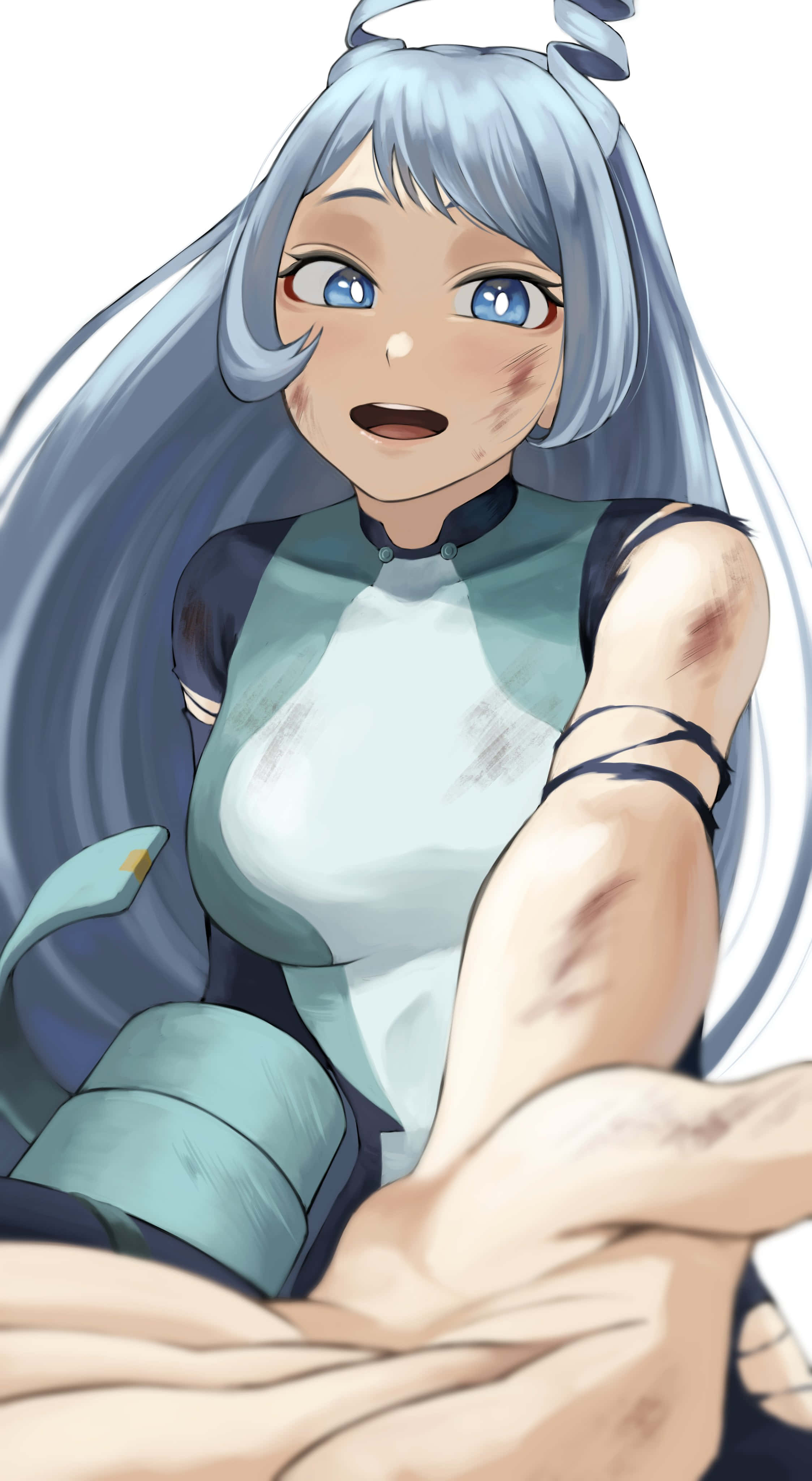 Nejire Hado 桌布 壁紙 — 一個驚訝的動漫女孩，銀色頭髮和藍色眼睛，手臂上有戰鬥傷疤，穿著破爛的青綠色服裝。