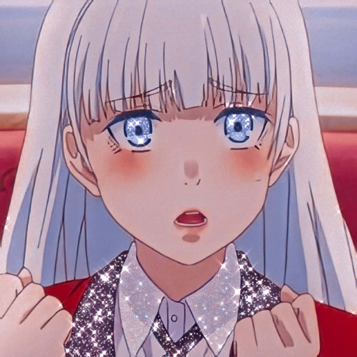 Cute Aesthetic Profile 桌布 壁紙 — 一個驚訝的動漫女孩，銀色頭髮和閃爍的藍色眼睛，穿著閃亮的服裝，背景是柔和的紅色。