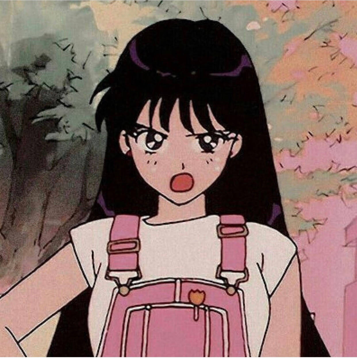 Profile 桌布 壁紙 — 一個驚訝的動漫女孩，黑髮，穿著粉紅色吊帶褲，站在盛開的櫻花下。