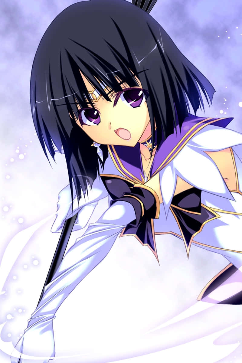 Sailor Saturn 桌布 壁紙 — 一個驚訝的動漫女孩，黑髮紫眼，穿著白色和紫色的水手服，背景是發光的迷霧。