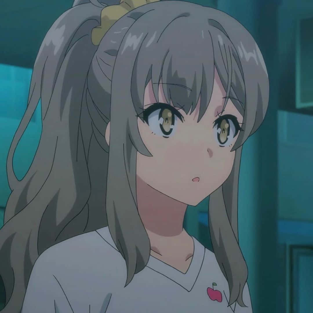 動漫頭像 桌布 壁紙 — 一個驚訝的動漫女孩特寫，灰色頭髮，金色眼睛，穿著帶有櫻桃標誌的白襯衫。