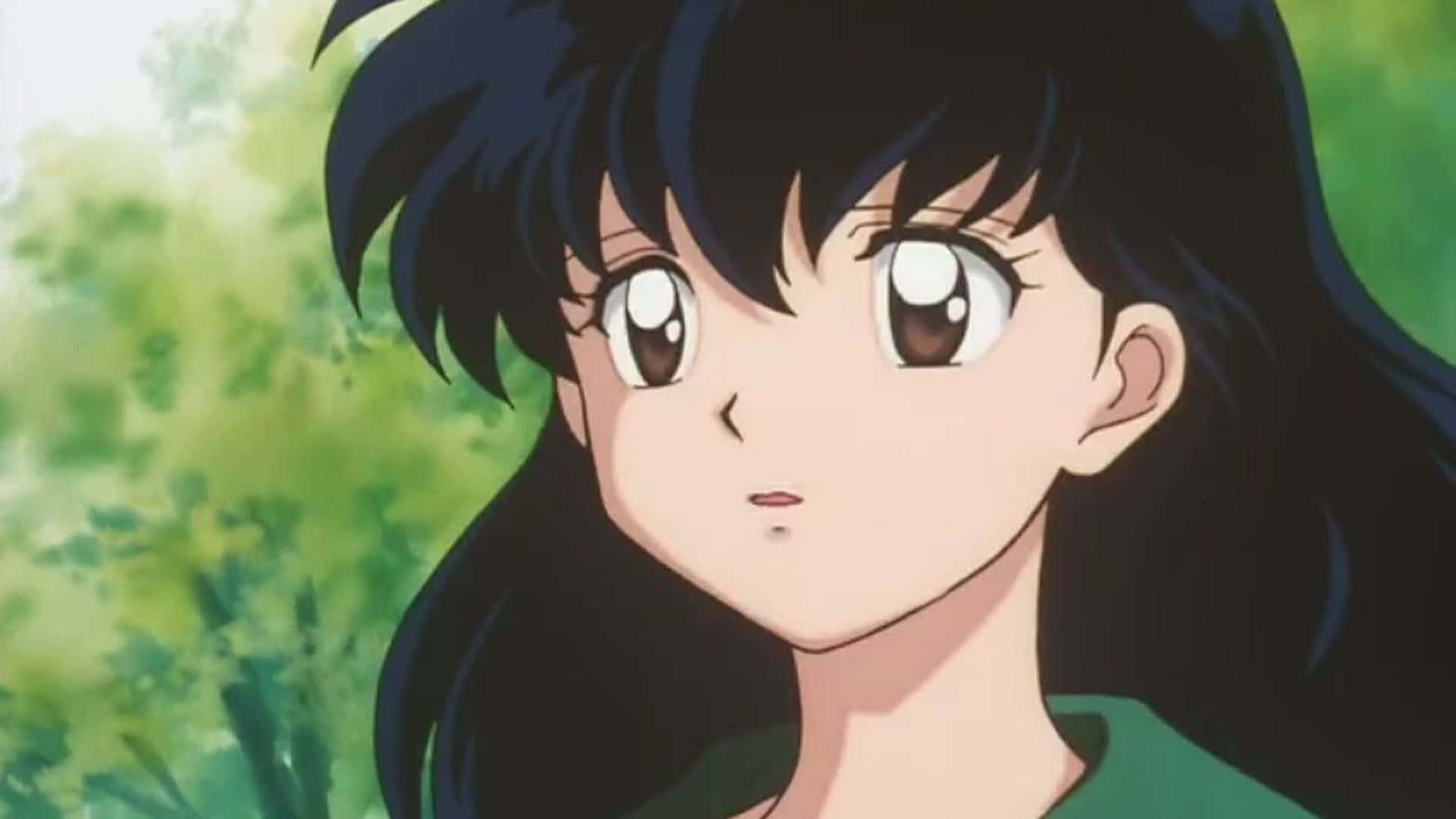 Kagome Higurashi 桌布 壁紙 — 一個驚訝的動漫女孩特寫，長長的黑髮和大大的棕色眼睛，背景是柔和的綠色模糊背景。