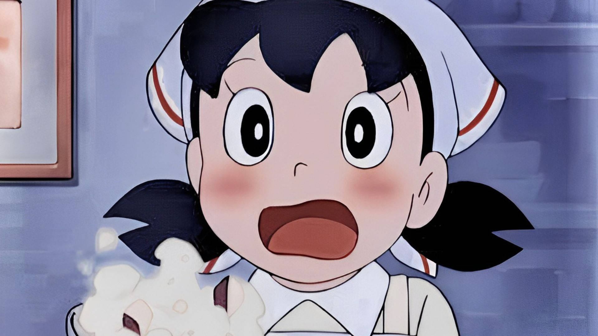 shizuka doraemon 桌布 壁紙 — 一個驚訝的動漫女孩穿著護士服，睜大眼睛、臉頰泛紅，捧著一碗冒著熱氣的食物。