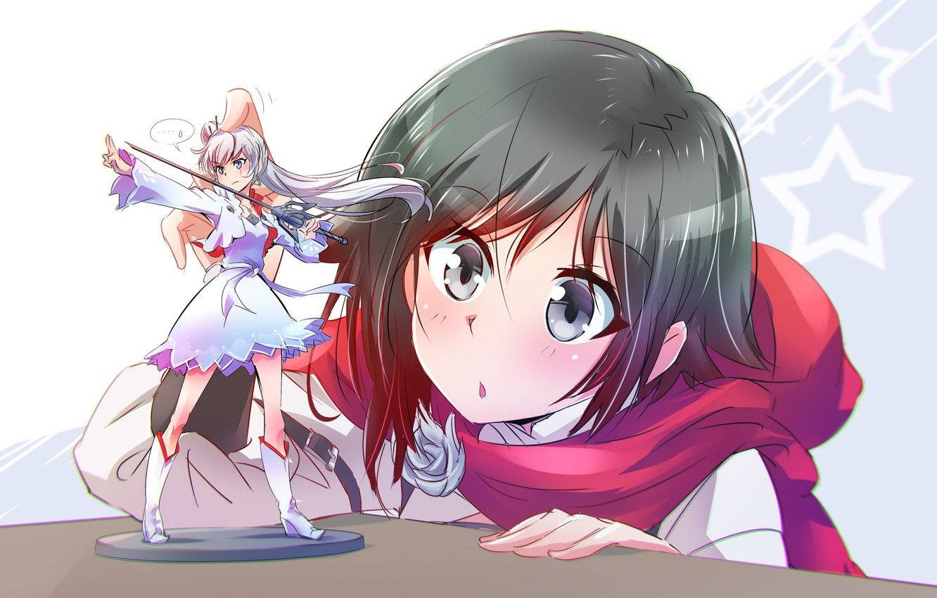 Rwby 桌布 壁紙 — 一個驚訝的動漫女孩靠在桌子上，盯著一個揮劍的動漫女孩公仔，背景有星星。