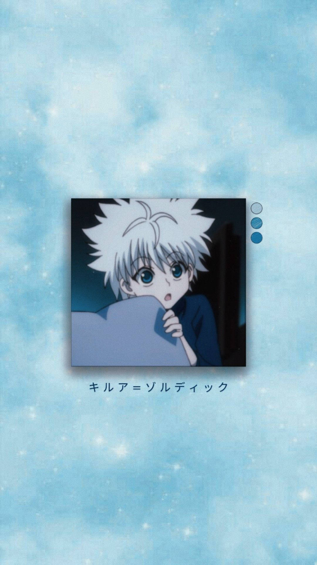 奇犽 桌布 壁紙 — 一個驚訝的動漫男孩，有著尖刺的白髮，從枕頭後面窺視，背景是閃爍的藍色星空。