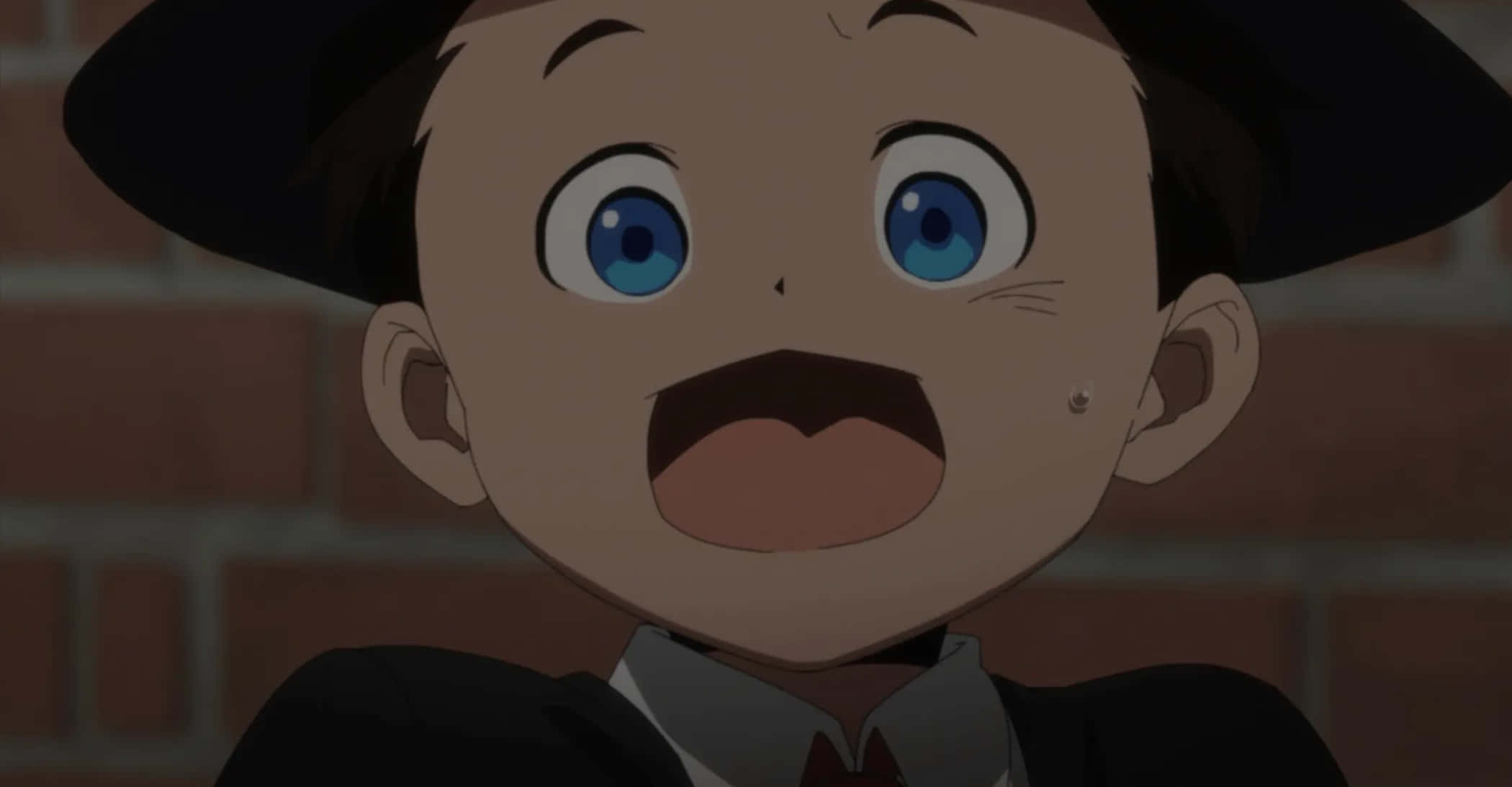 The Promised Neverland Phil 桌布 壁紙 — 一個驚訝的動漫男孩，藍色眼睛，戴著黑色帽子，睜大眼睛盯著磚牆背景。